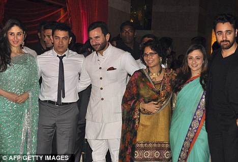 Saif bonds with Kareena's family and has no qualms in going public